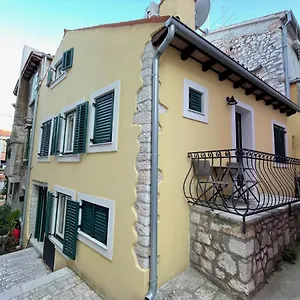 Yellow House Apartment